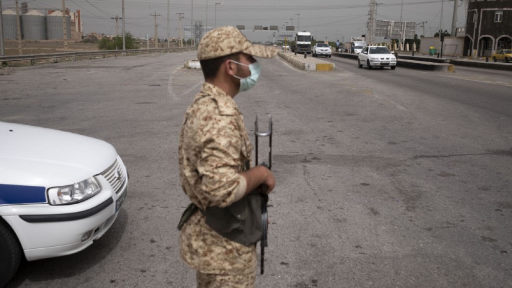 Un iranian s-a plimbat pe stradă cu capul soției sale în mână. A decapitat-o pentru că o bănuia de adulter